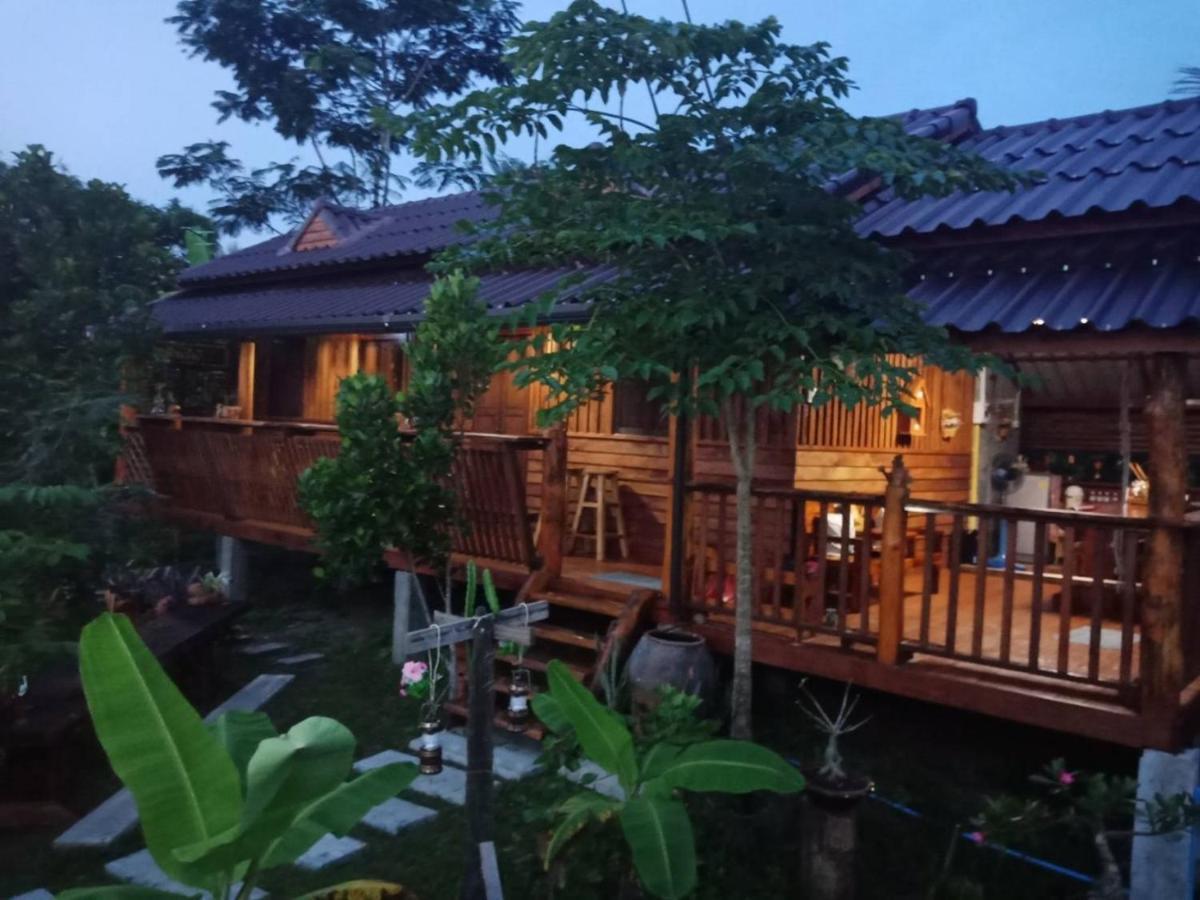 เรือนไทยใจสุขเอ๋ย Hotel Ban Bang Wa Luaran gambar