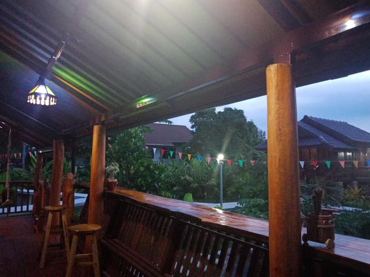 เรือนไทยใจสุขเอ๋ย Hotel Ban Bang Wa Luaran gambar