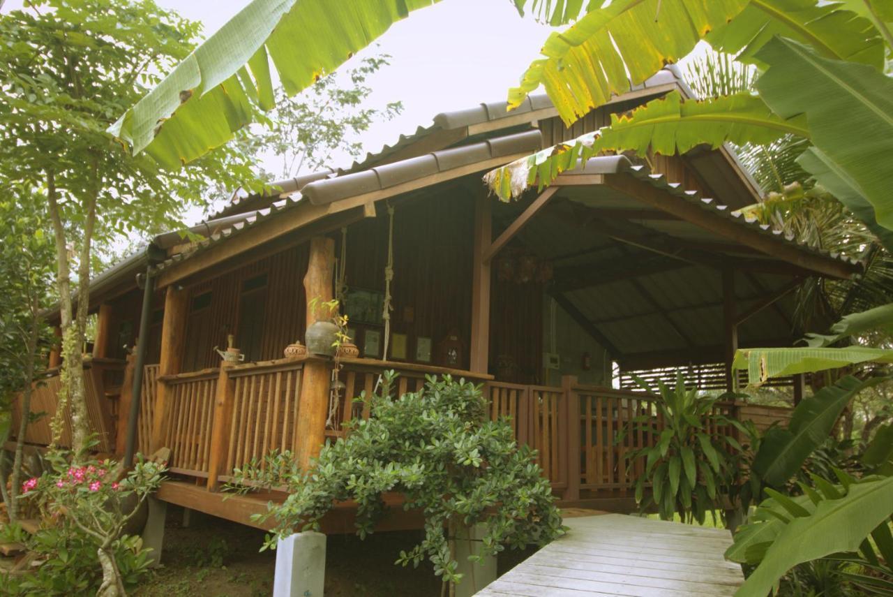 เรือนไทยใจสุขเอ๋ย Hotel Ban Bang Wa Luaran gambar