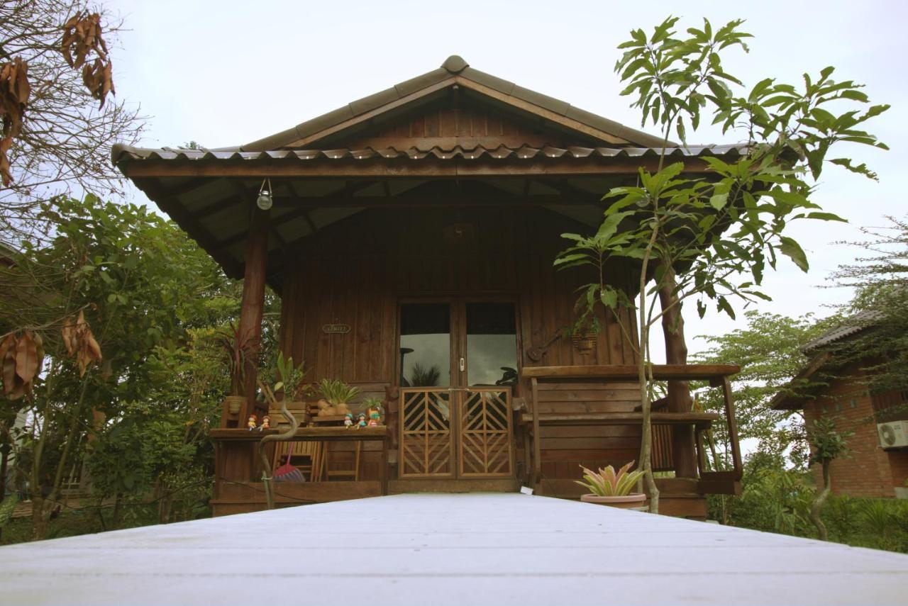 เรือนไทยใจสุขเอ๋ย Hotel Ban Bang Wa Luaran gambar