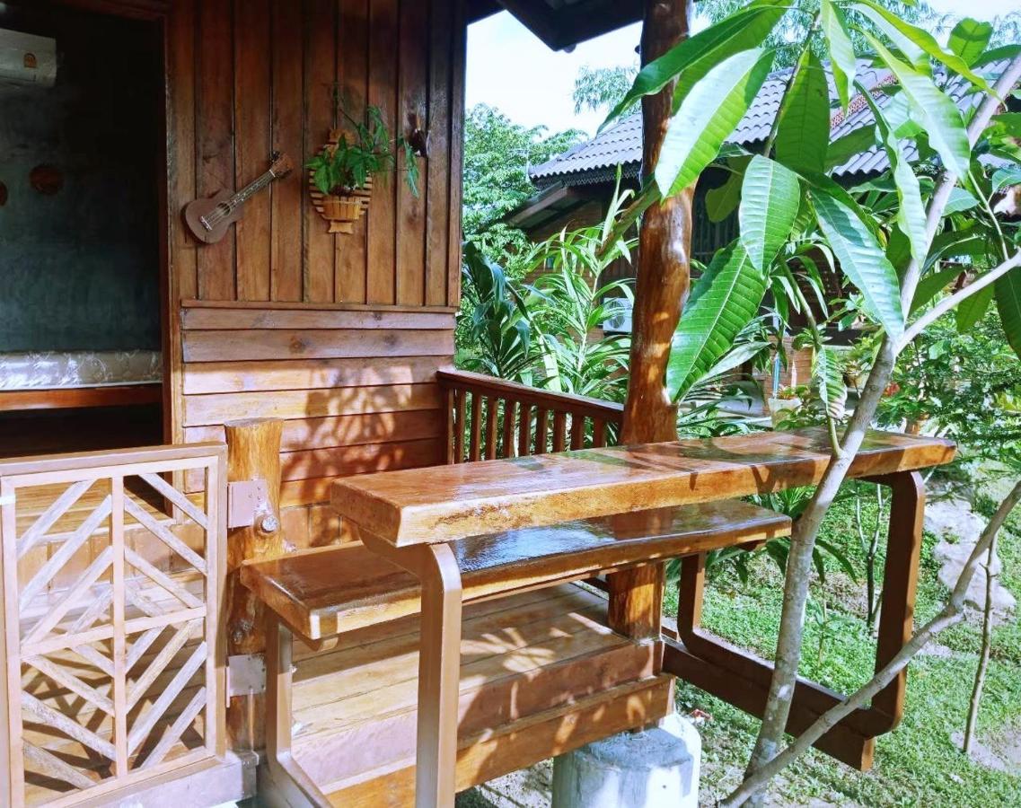 เรือนไทยใจสุขเอ๋ย Hotel Ban Bang Wa Luaran gambar
