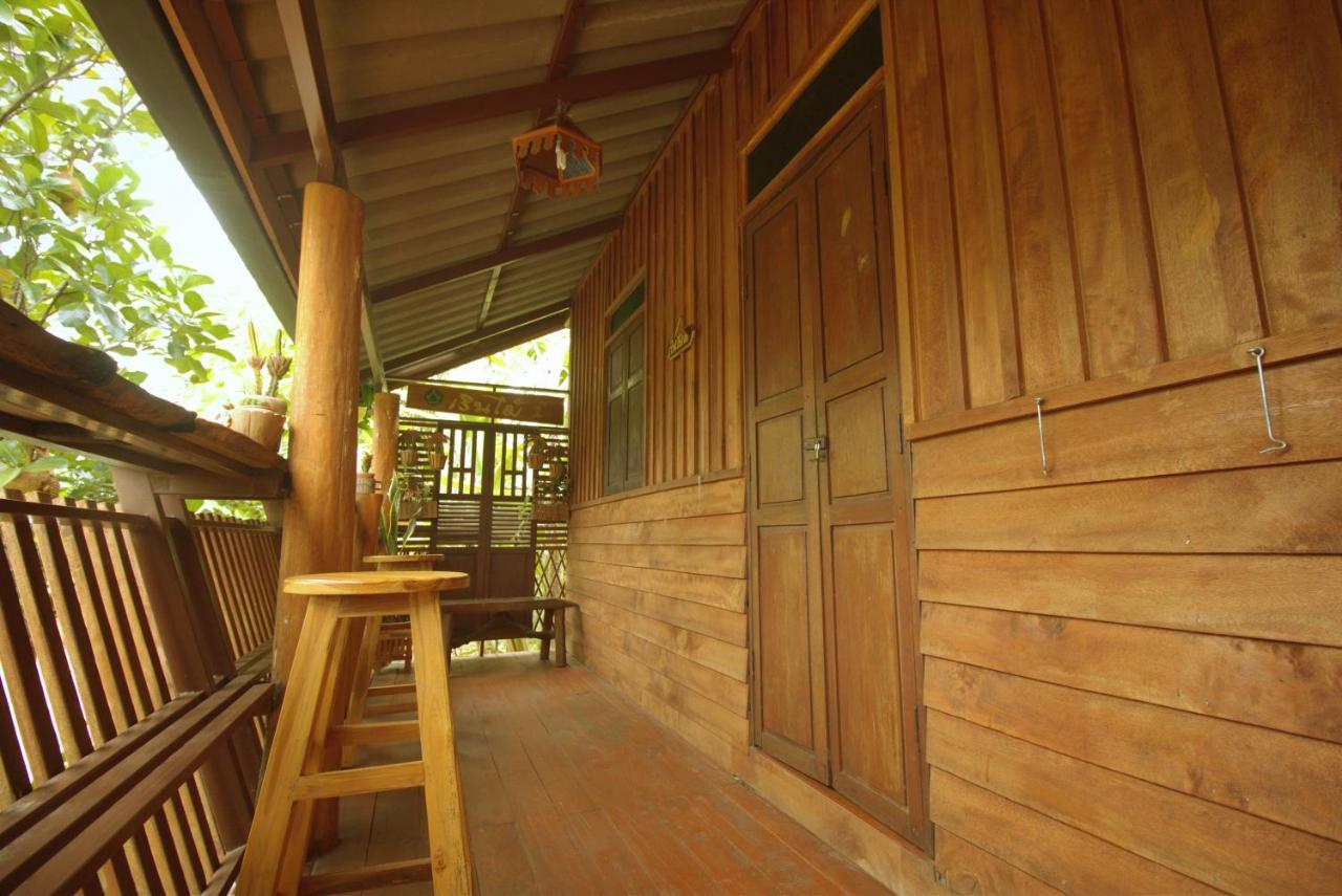 เรือนไทยใจสุขเอ๋ย Hotel Ban Bang Wa Luaran gambar