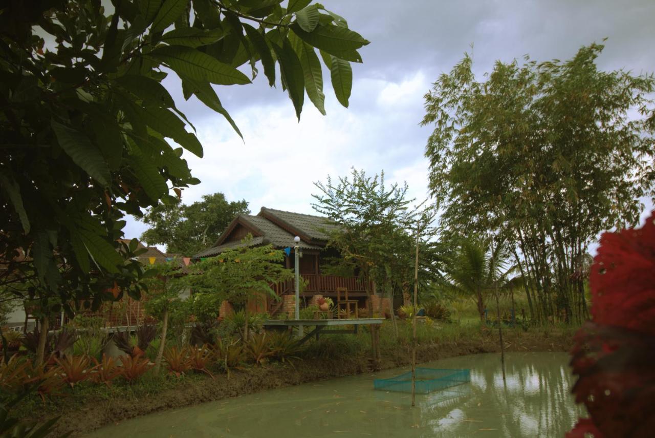 เรือนไทยใจสุขเอ๋ย Hotel Ban Bang Wa Luaran gambar